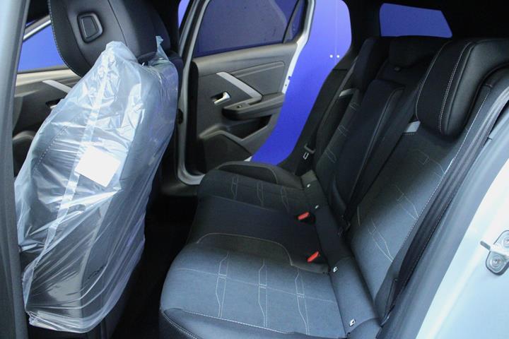 Sølv Opel Astra-e fra 2024