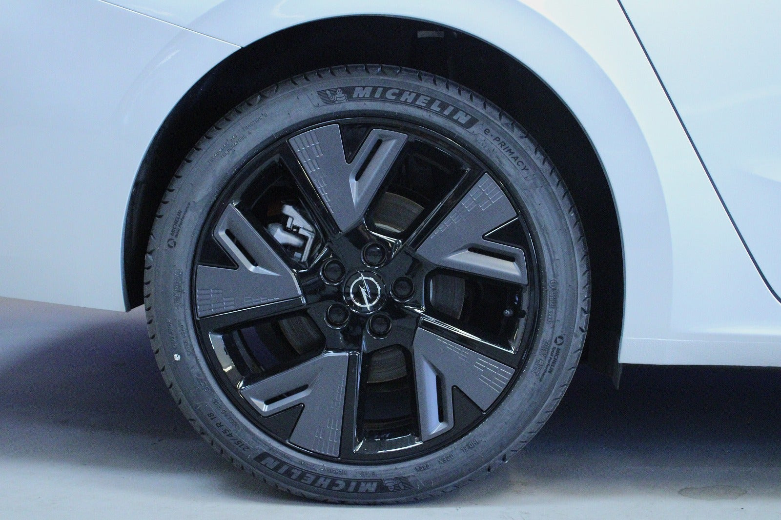 Sølv Opel Astra-e fra 2024