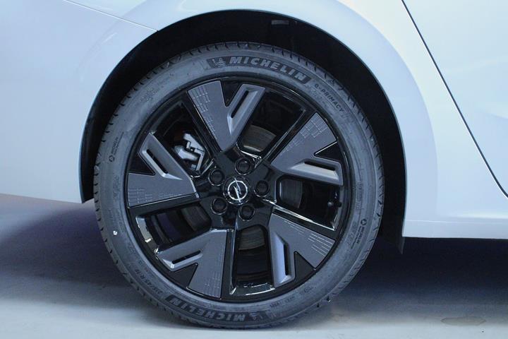 Sølv Opel Astra-e fra 2024