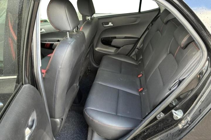 Beige Kia Picanto fra 2020