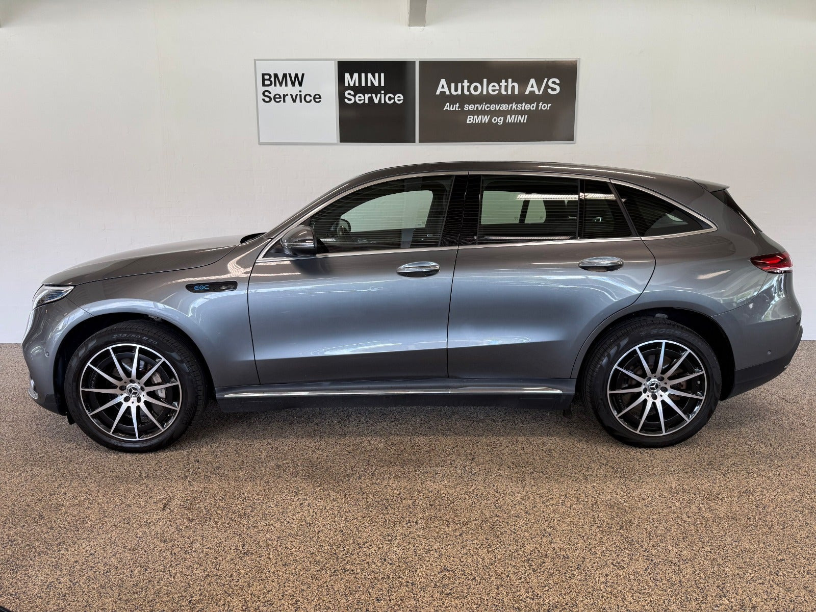 Grå Mercedes EQC400 fra 2021