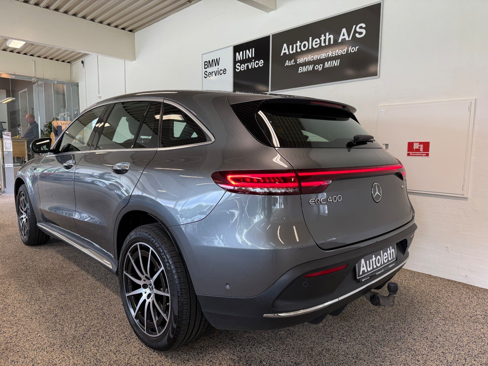 Grå Mercedes EQC400 fra 2021