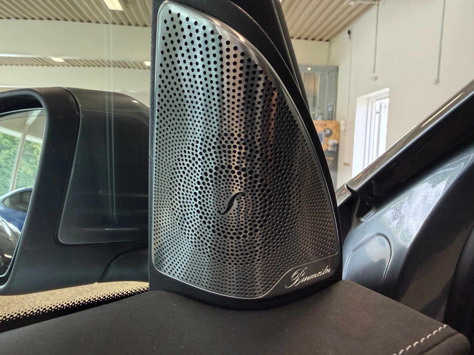 Grå Mercedes EQC400 fra 2021