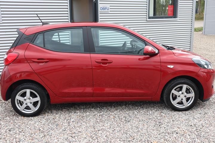 Rød Hyundai i10 fra 2021