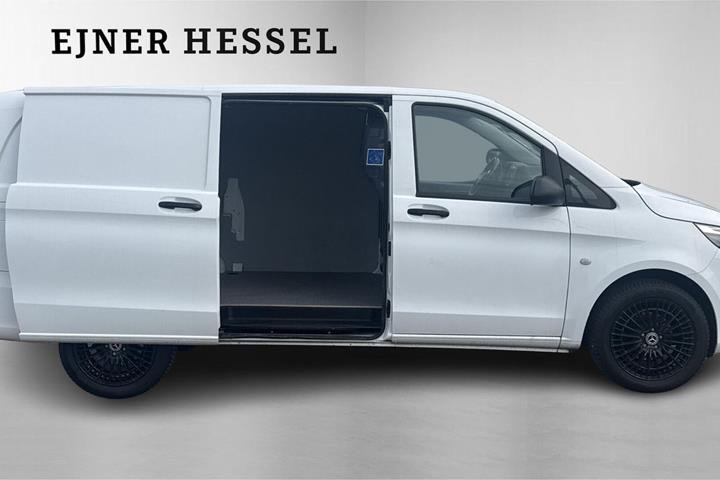 Hvid Mercedes Vito 116 fra 2022
