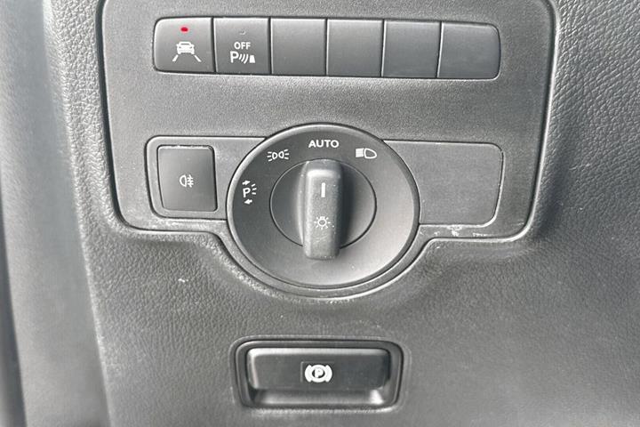 Hvid Mercedes Vito 116 fra 2022