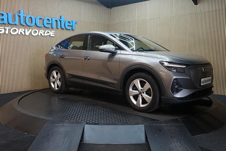 Grå Audi Q4 e-tron fra 2023