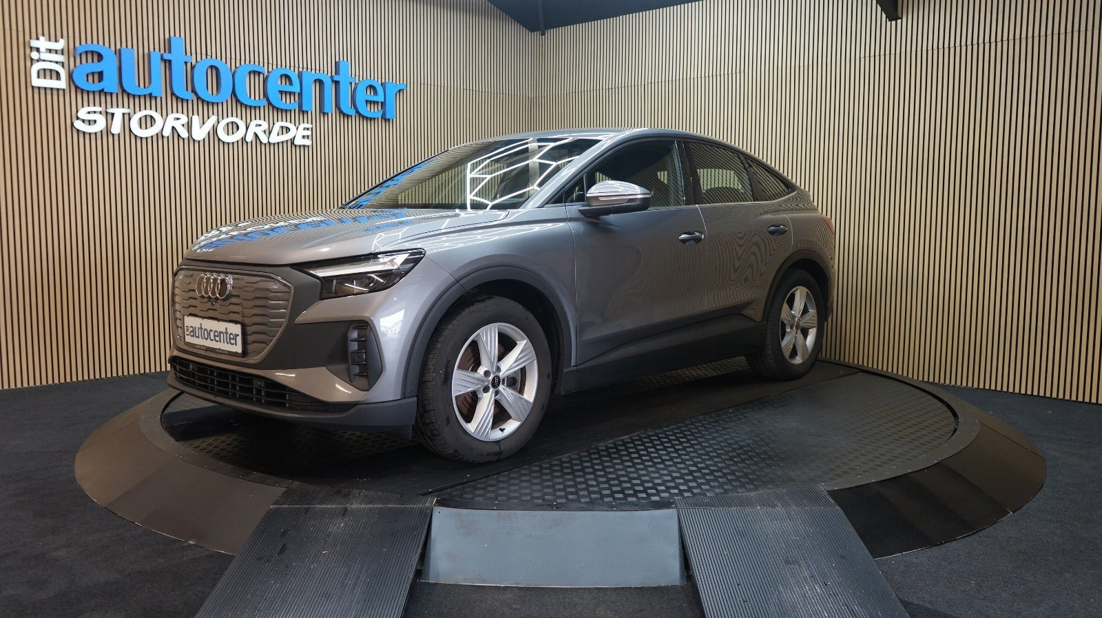 Grå Audi Q4 e-tron fra 2023