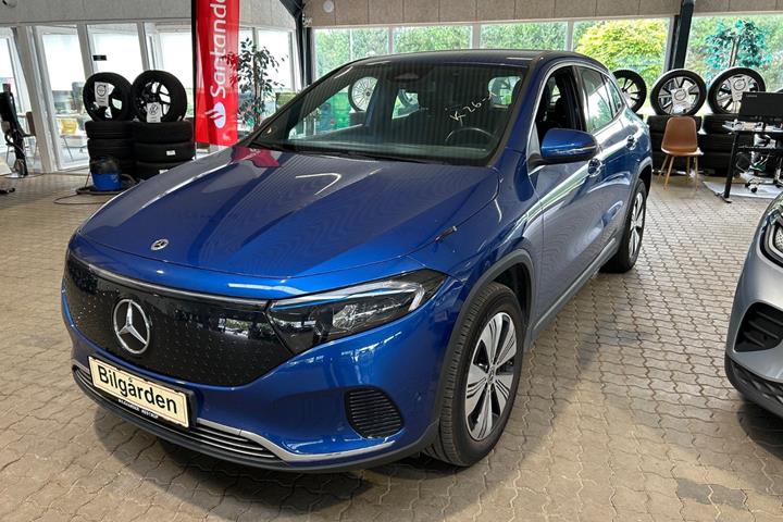 Blå Mercedes EQA250+ fra 2024 set udefra