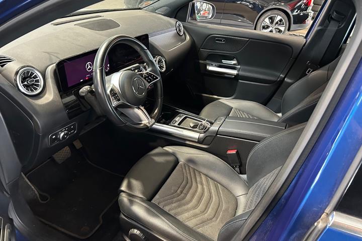 Blå Mercedes EQA250+ fra 2024