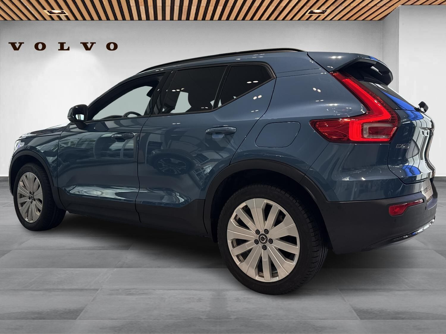 Blå Volvo EX40 fra 2025