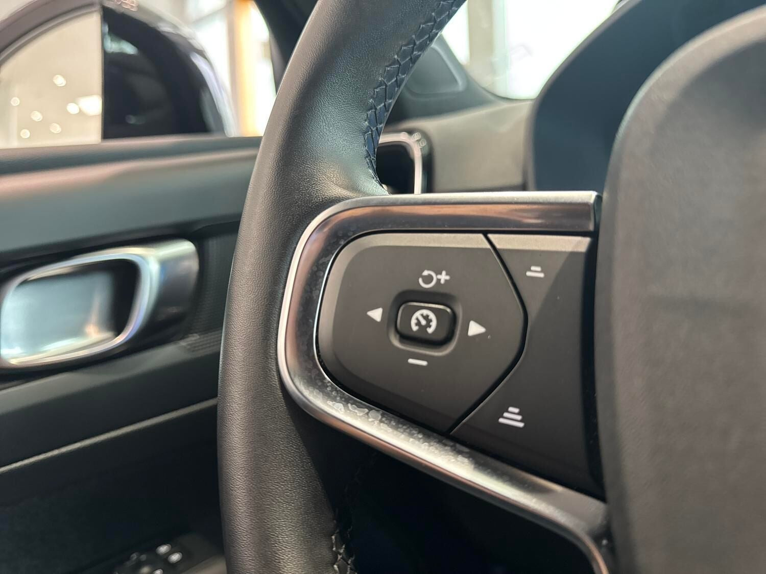 Blå Volvo EX40 fra 2025