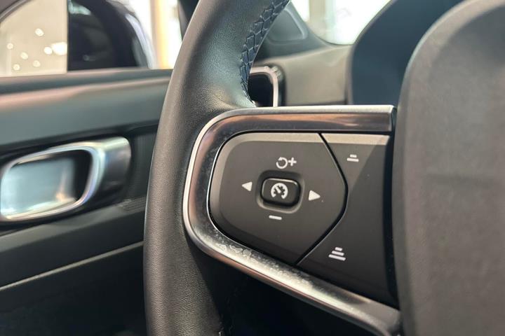 Blå Volvo EX40 fra 2025