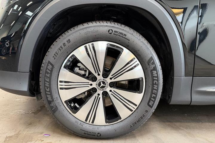 Sort Mercedes EQB250+ fra 2025