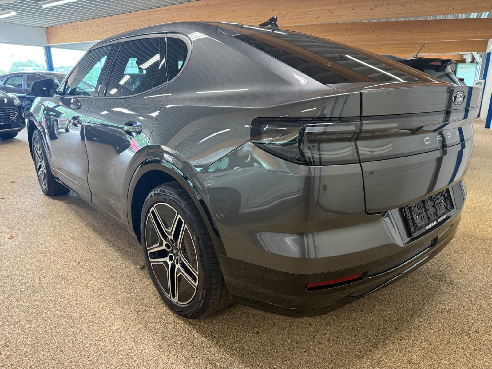 Grå Ford Capri fra 2024