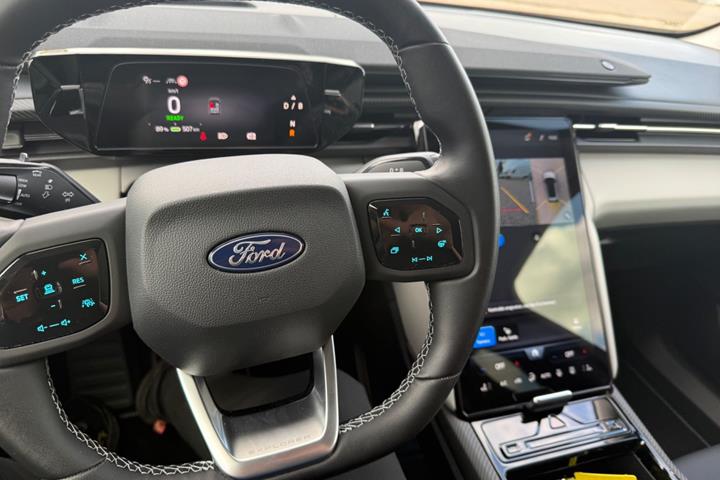 Rød Ford Explorer fra 2025