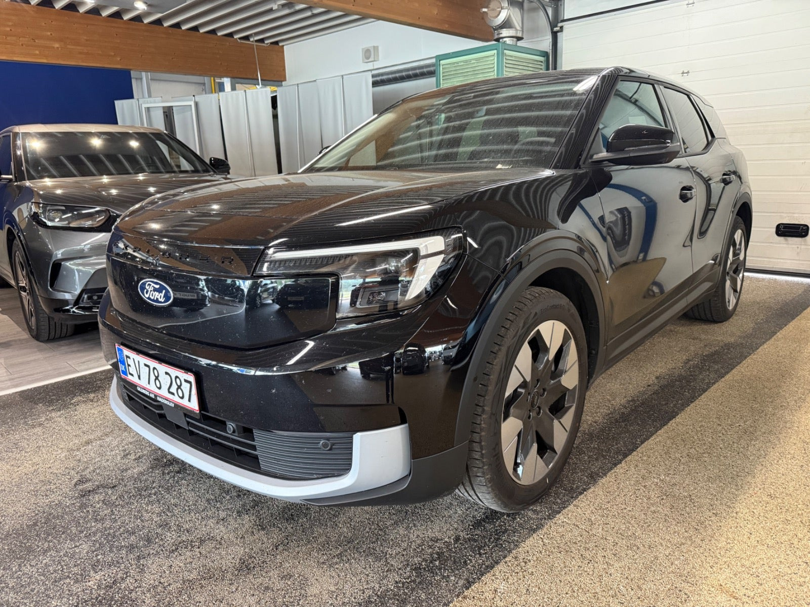 Ford Explorer 77 Premium Extended Range