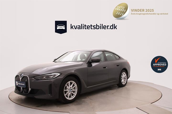 Grå BMW i4 fra 2024 set udefra