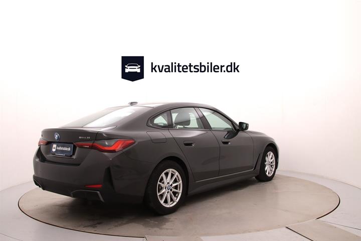 Grå BMW i4 fra 2024