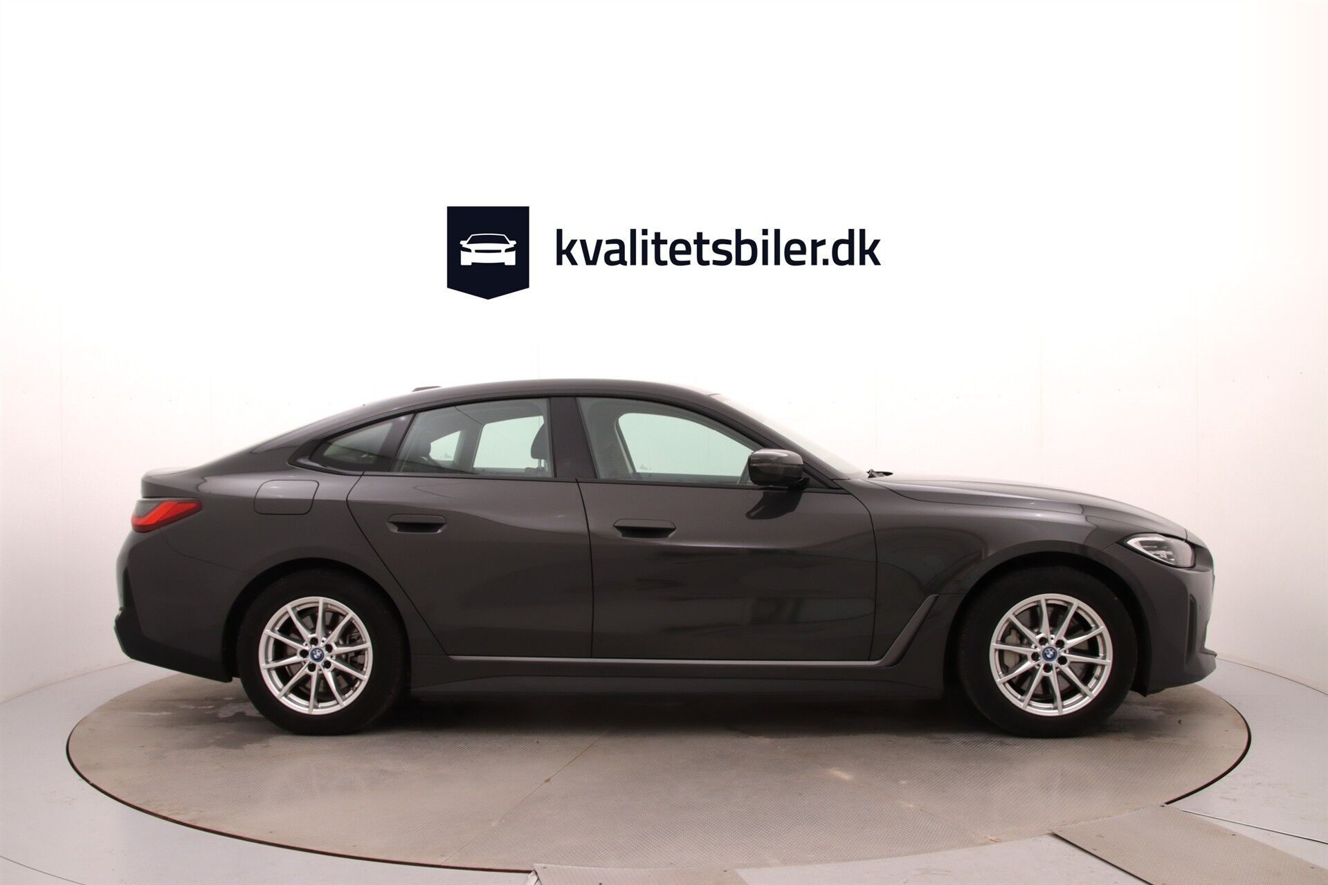 Grå BMW i4 fra 2024