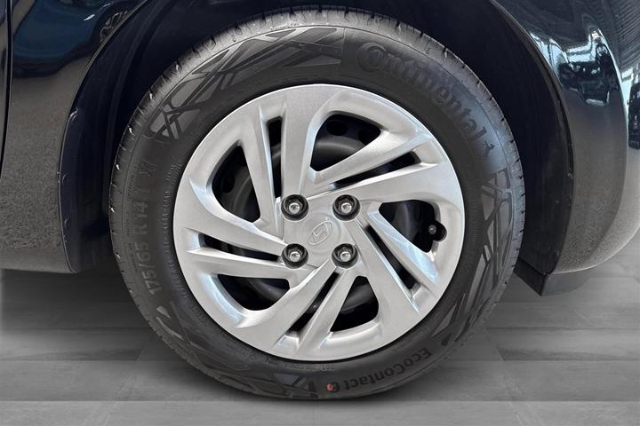 Grå Hyundai i10 fra 2024