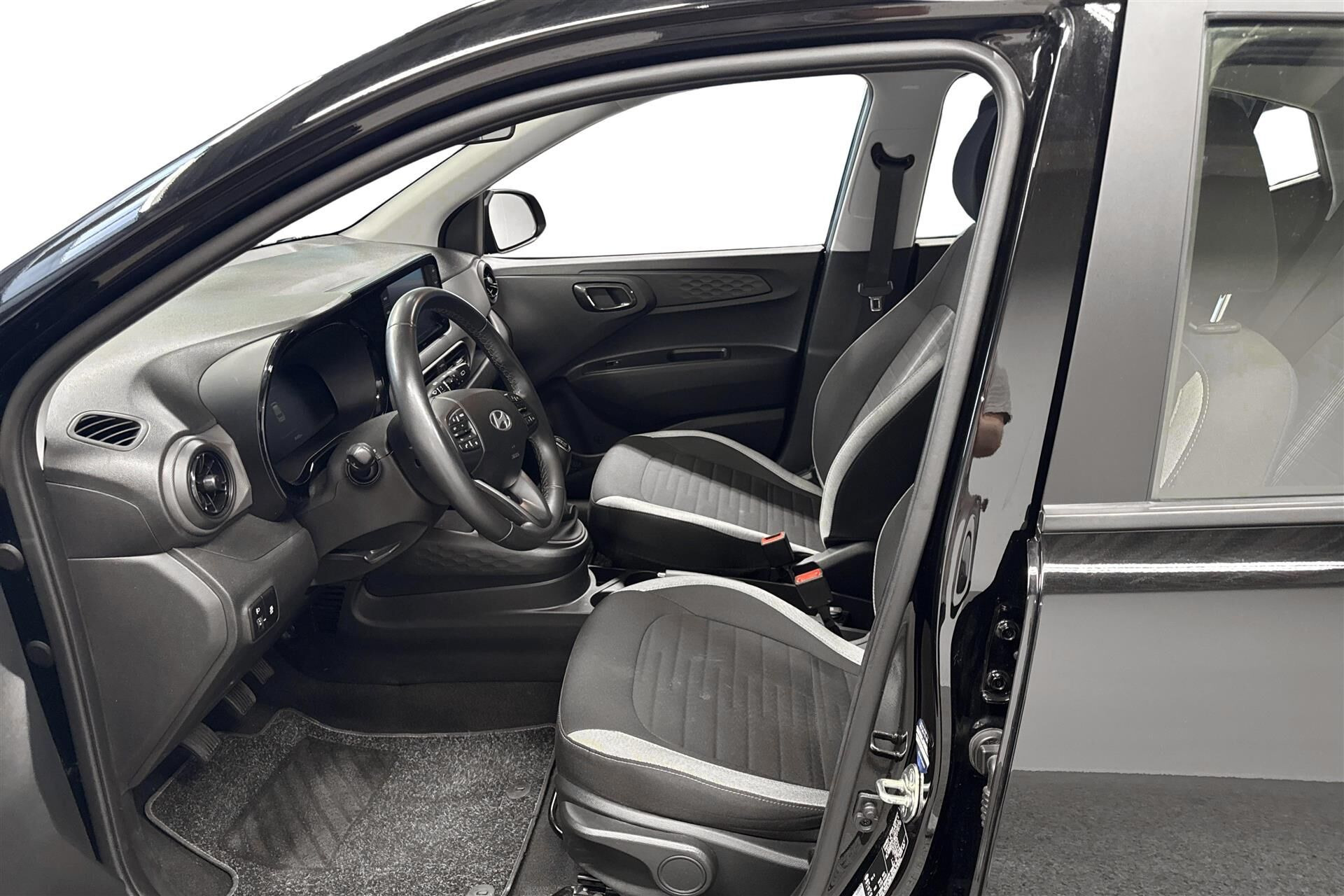 Grå Hyundai i10 fra 2024
