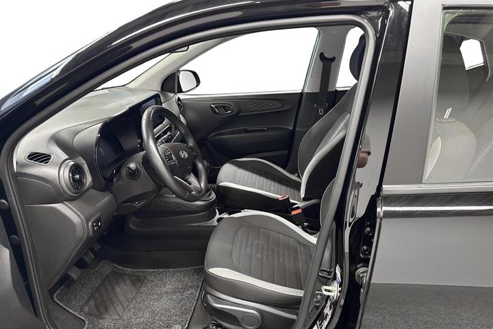 Grå Hyundai i10 fra 2024
