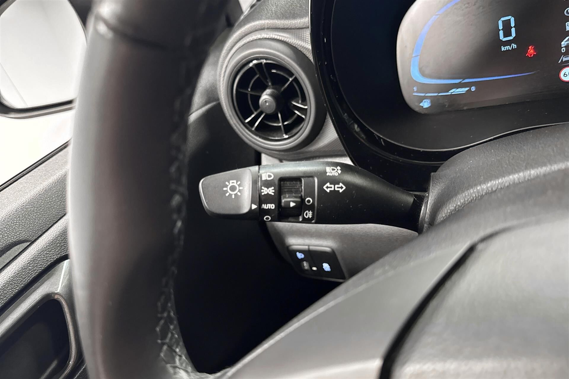 Grå Hyundai i10 fra 2024