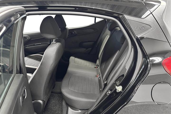 Grå Hyundai i10 fra 2024