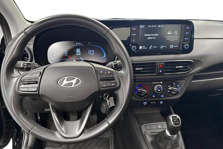 Grå Hyundai i10 fra 2024