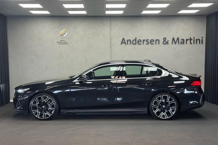 Sort BMW i5 fra 2024