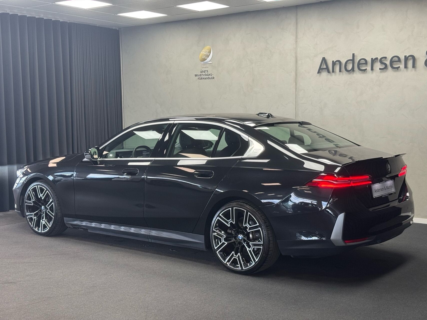 Sort BMW i5 fra 2024