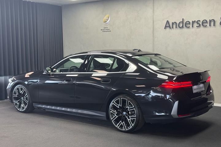 Sort BMW i5 fra 2024