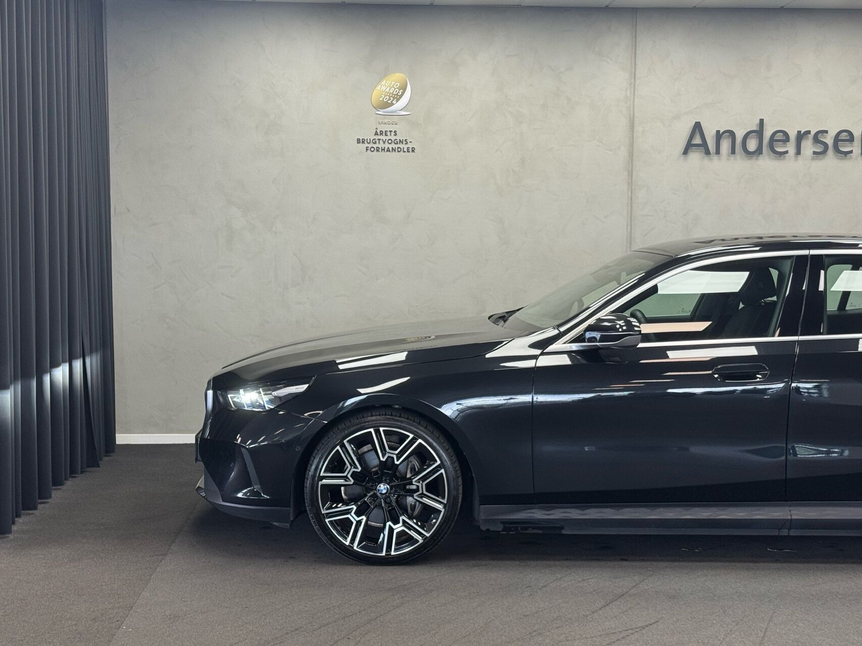 Sort BMW i5 fra 2024