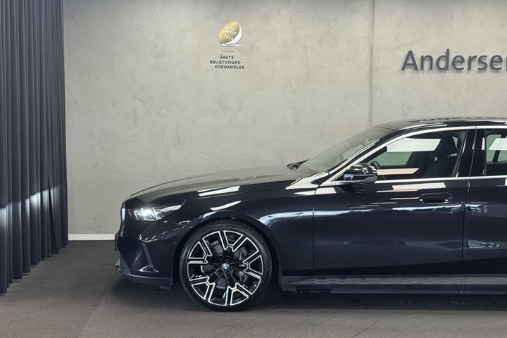Sort BMW i5 fra 2024