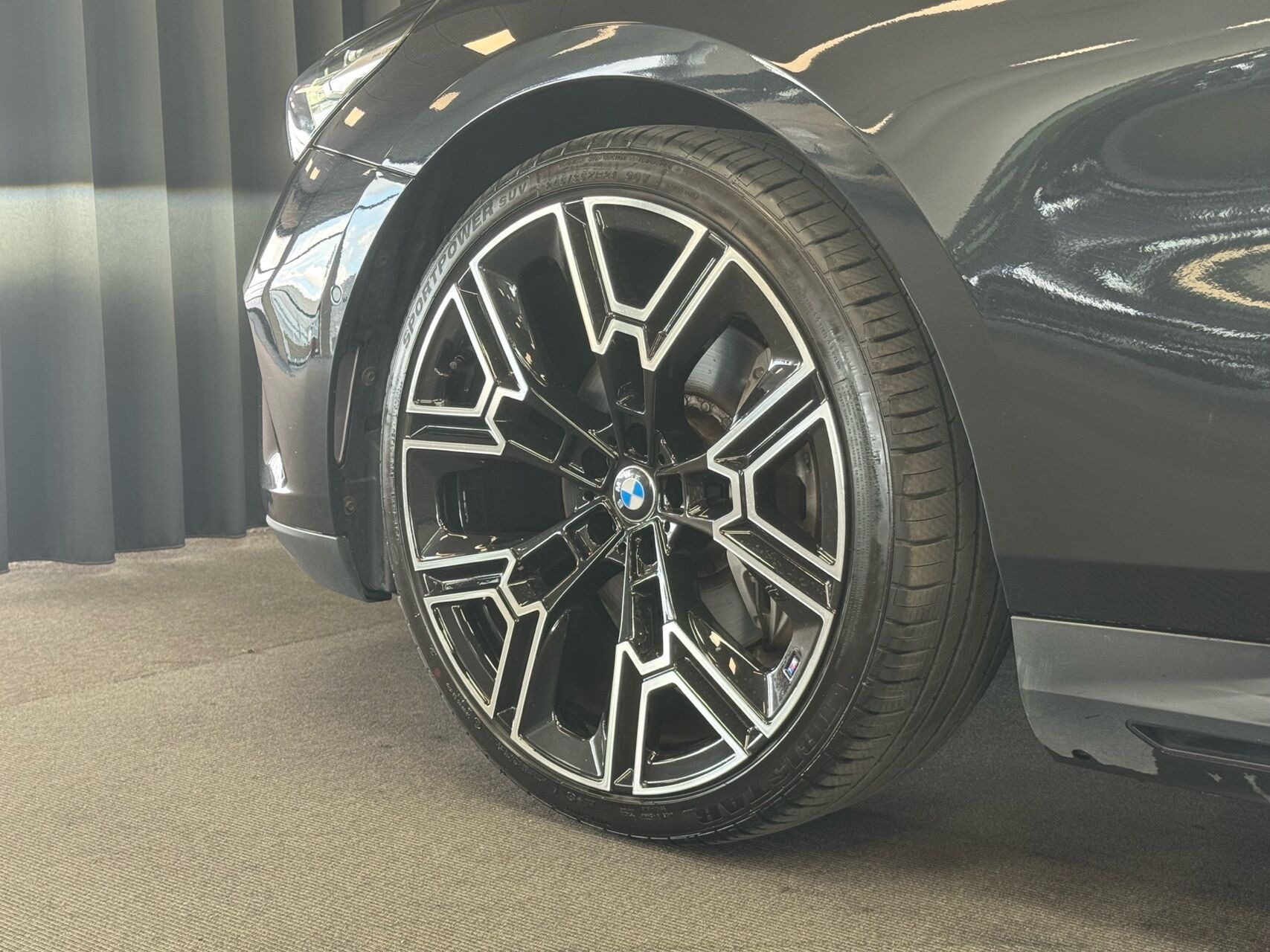 Sort BMW i5 fra 2024