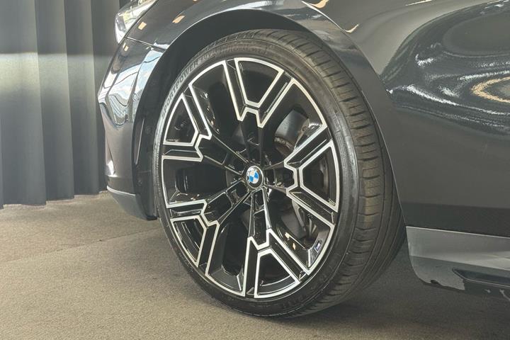 Sort BMW i5 fra 2024