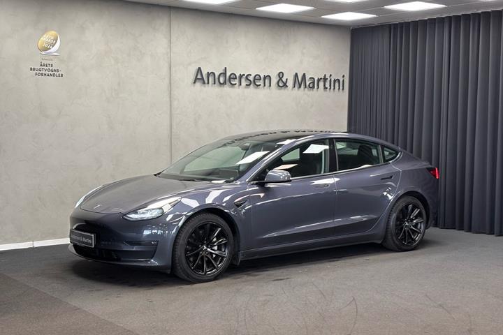 Grå Tesla Model 3 fra 2021