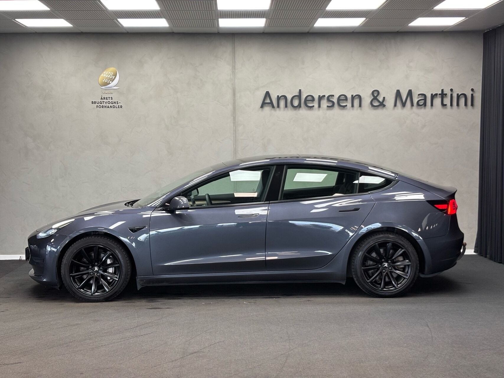 Grå Tesla Model 3 fra 2021