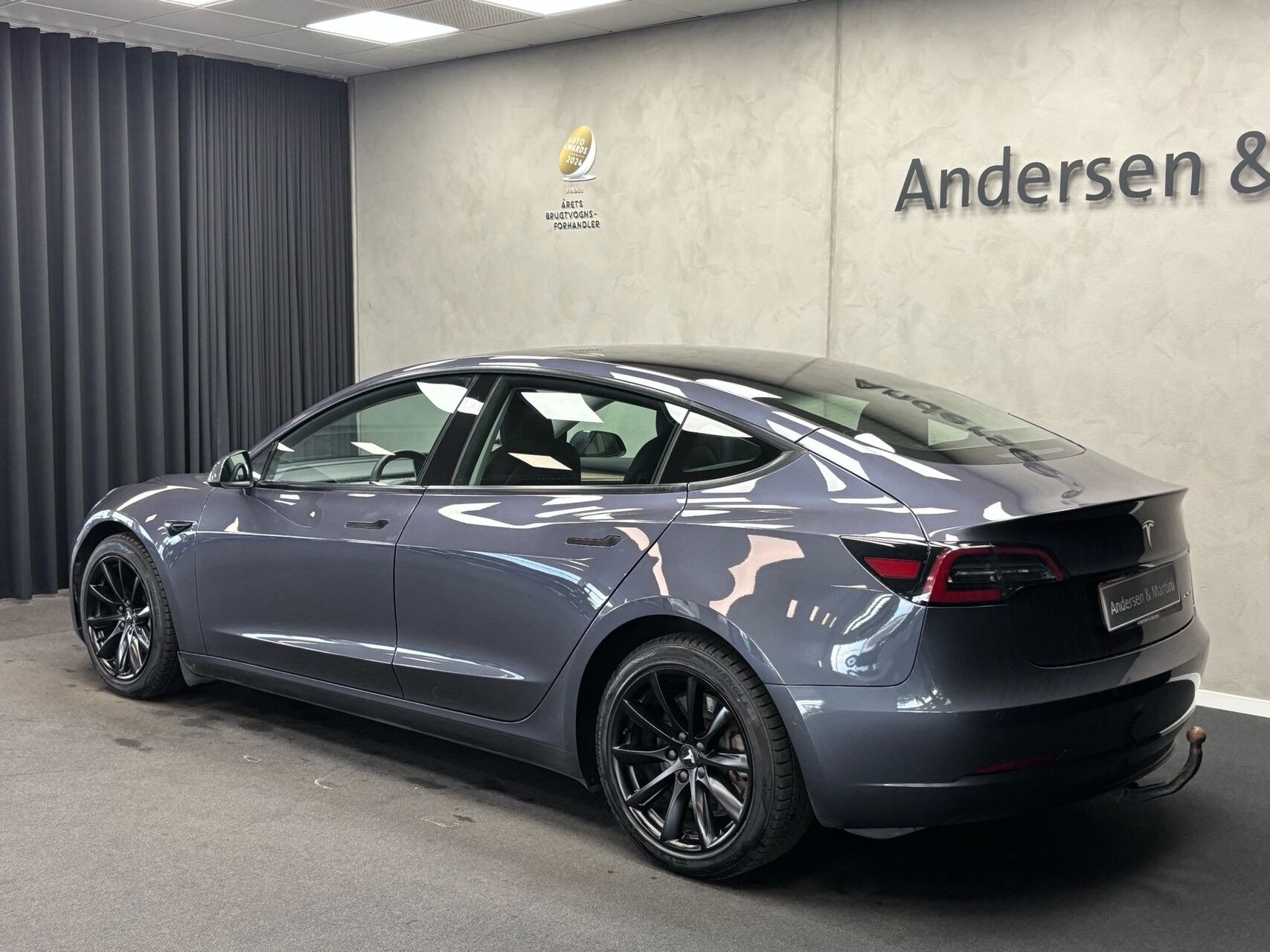 Grå Tesla Model 3 fra 2021