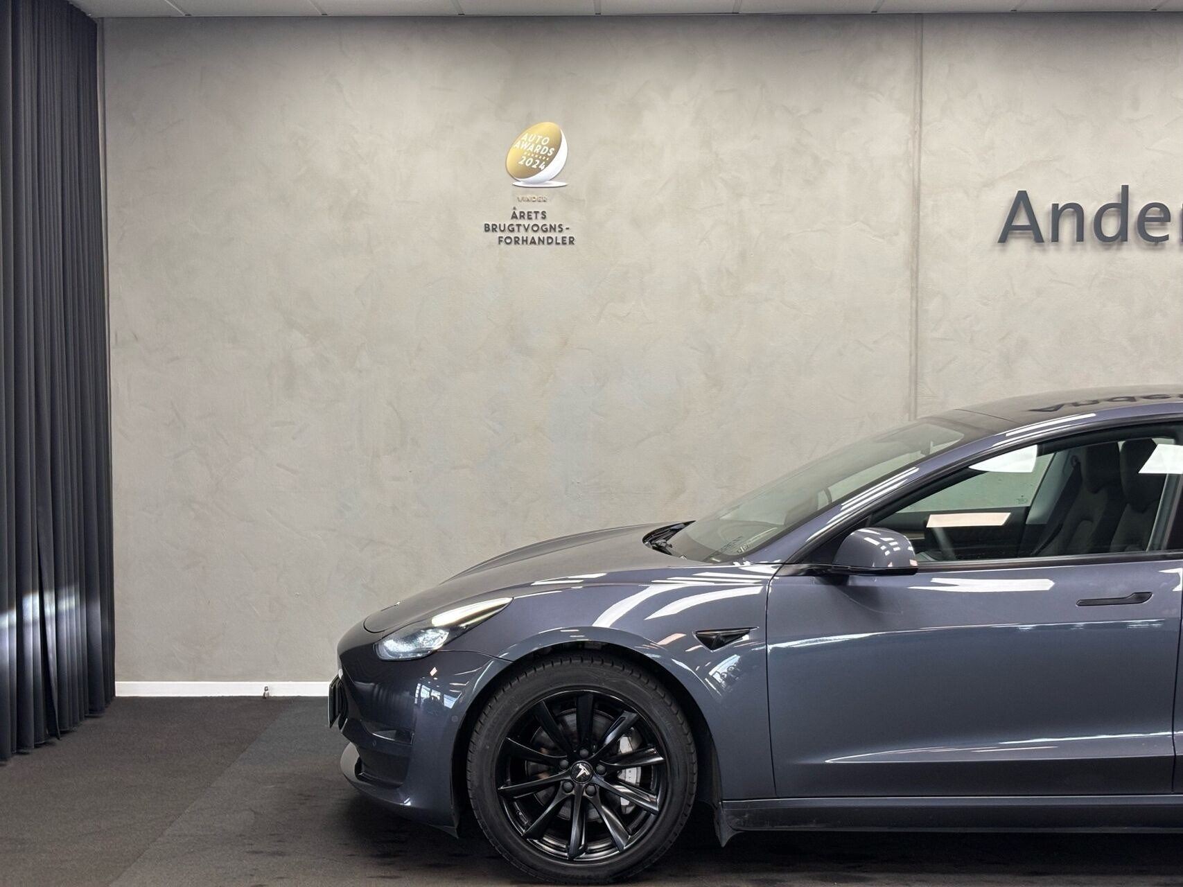 Grå Tesla Model 3 fra 2021