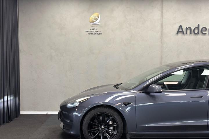 Grå Tesla Model 3 fra 2021