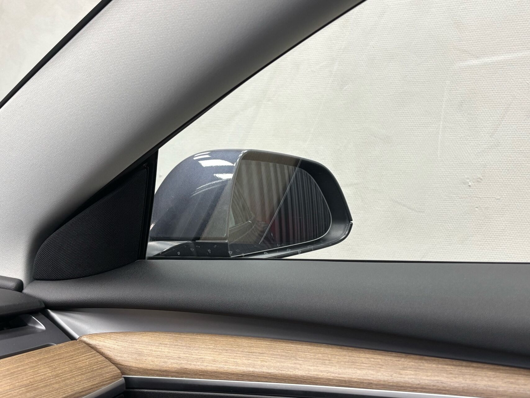 Grå Tesla Model 3 fra 2021