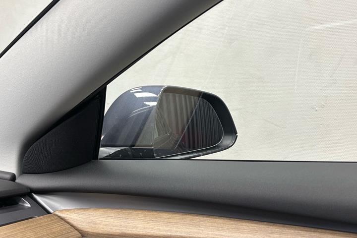 Grå Tesla Model 3 fra 2021