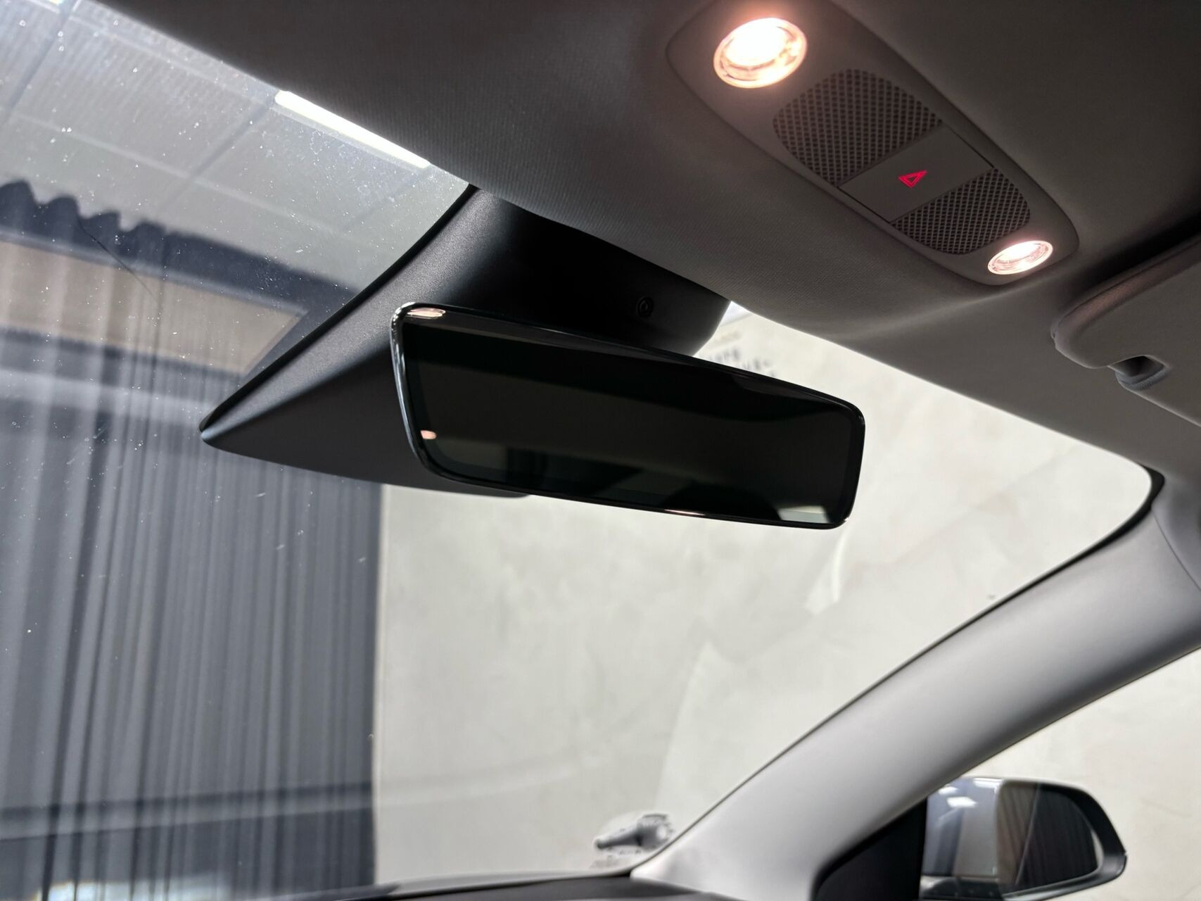 Grå Tesla Model 3 fra 2021