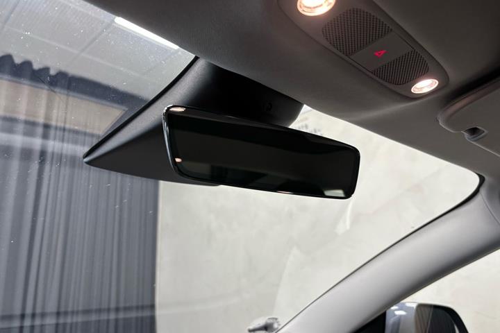 Grå Tesla Model 3 fra 2021