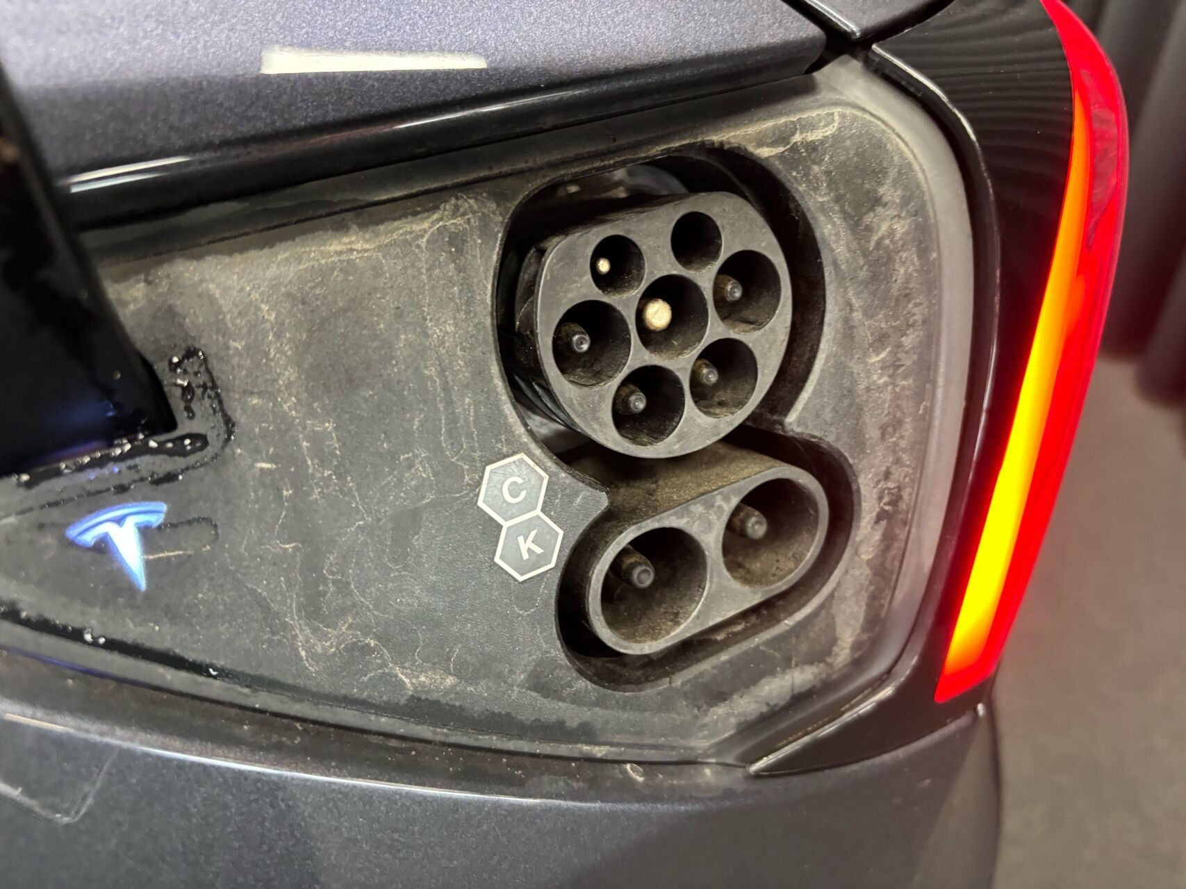 Grå Tesla Model 3 fra 2021