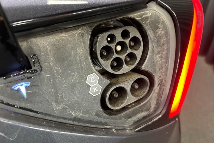 Grå Tesla Model 3 fra 2021