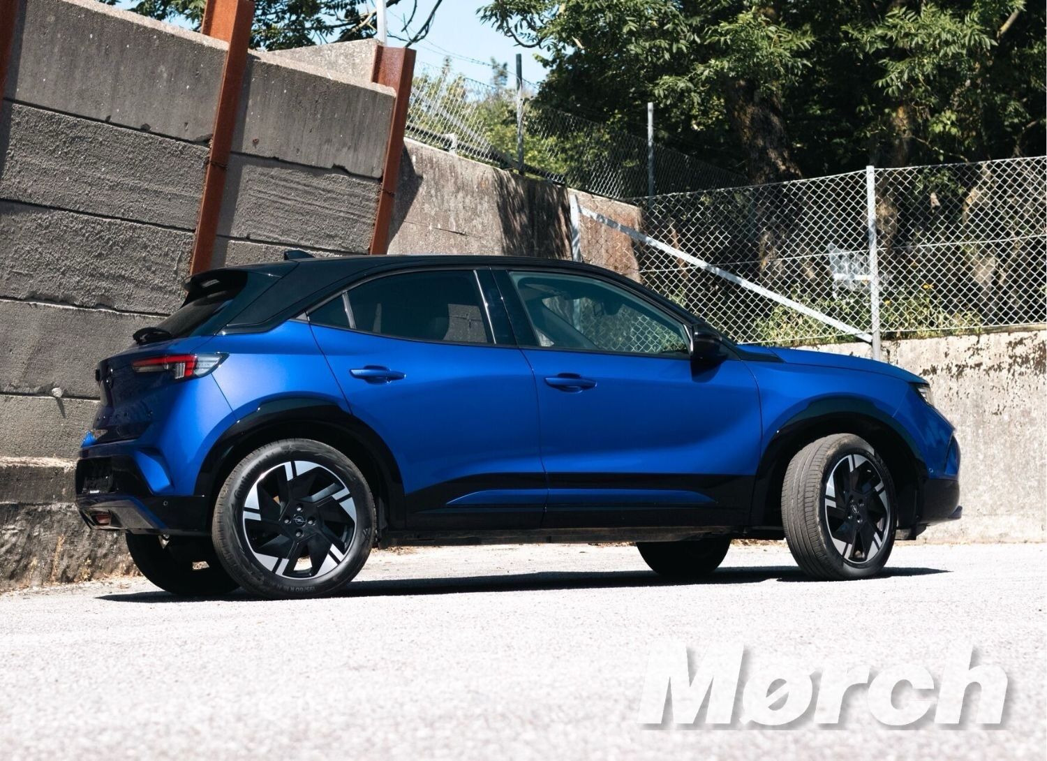 Blå Opel Mokka-e fra 2025