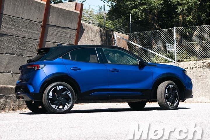 Blå Opel Mokka-e fra 2025